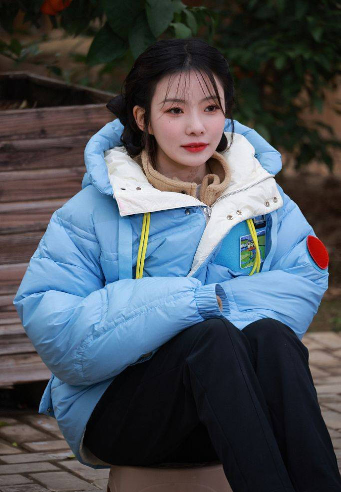 陈卓璇穿蓝色棉服录节目额前碎发俏皮可爱