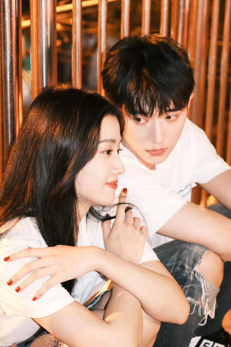 云之羽夜色尚浅cp现代装营业照