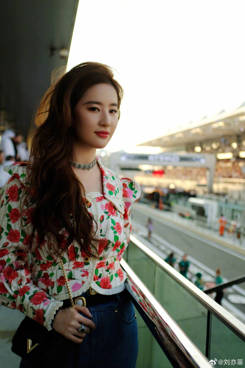 值得一提的是,演员刘亦菲出现在现场观赛!