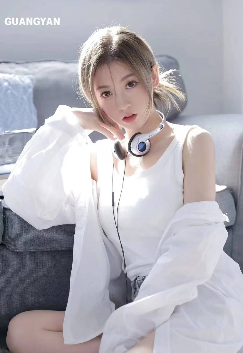 少女画报戴耳机的少女