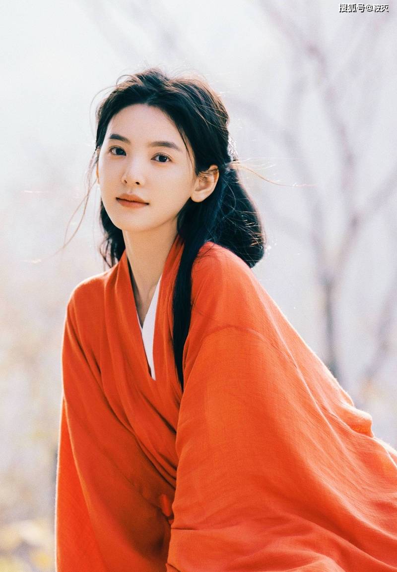 章若楠穿上红衣汉服黑色长发吸睛