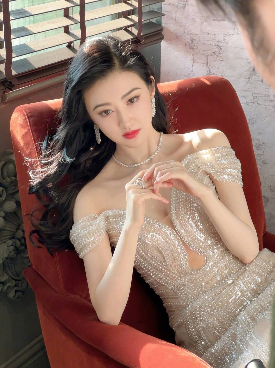 景甜穿珠光礼服优雅高贵搭配卷发造型如人鱼公主