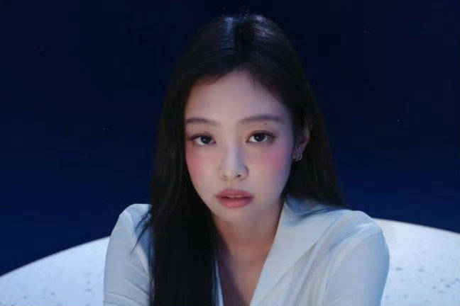 jennie梳黑长直散发熟女魅力穿粉色短裙似美少女