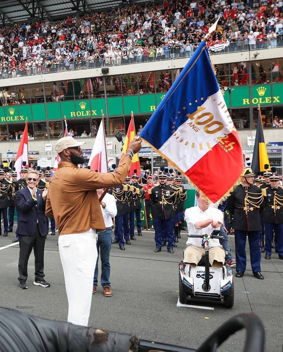 组图詹姆斯挥旗为勒芒赛发车大秀法语人气爆棚