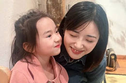 董璇晒遛娃记 女儿与沈月贴脸合照萌趣十足