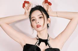 娜扎甜妹造型俏皮 连衣裙搭丸子头明媚十足