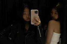 李湘一家三口逛街 王诗龄大胆尝试抹胸裙