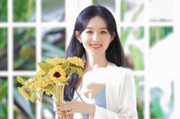 赵丽颖带儿子现身迪士尼 私服出游轻松自在