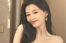 孙怡分享live图 穿抹胸裙对镜摆pose