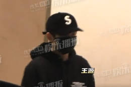 王源戴着口罩逛商场 难掩盖饱满脸颊