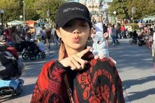 Lisa晒开心出游照 扎麻花辫戴帽又甜又酷