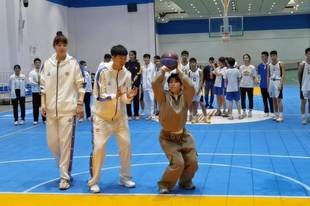 跨界联动！女篮队员指导冬奥冠军范可新投篮