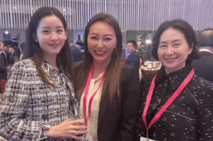 章泽天参加名流晚宴 与赌王之女何超琼同框