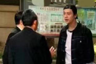 陈伟霆小区乱停车 被保安大爷叫住教育