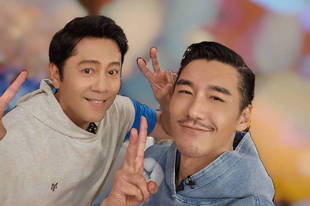 胡兵晒合照为蔡国庆庆生