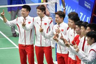 羽毛球男团中国击败印度夺金 队员庆祝胜利