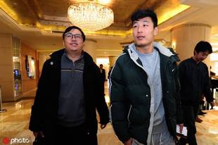 国足集结备战亚洲杯 武磊与球迷合影