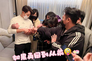 吴尊带孩子探班经纪人 Max戴墨镜摆拍