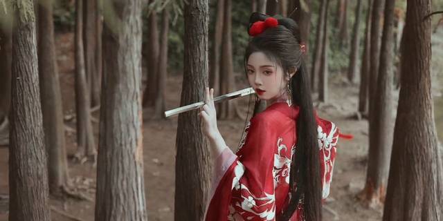 汉服播主@冬月六  一袭红衣，仗剑行