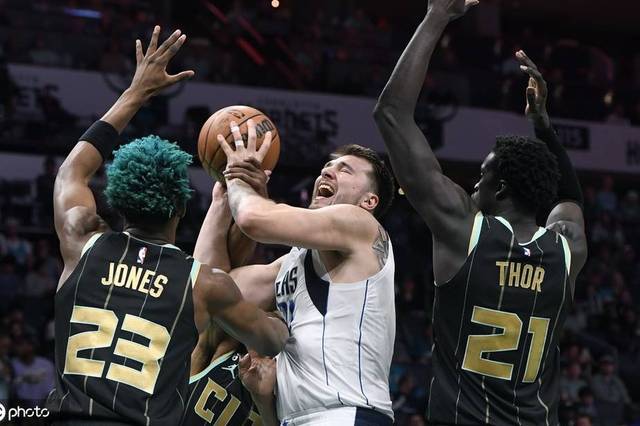 独行侠负黄蜂 东契奇进攻被凶狠犯规