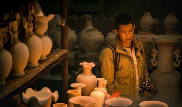 局Ⅱ:鉴墨寻瓷》除了导演变成了"盗墓导演"外,这部电视剧所讲述的剧情