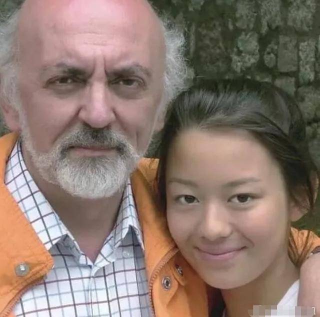 吉娜卸掉了浓妆黑眼珠太小感觉不自然网友有点神似秦牛正威