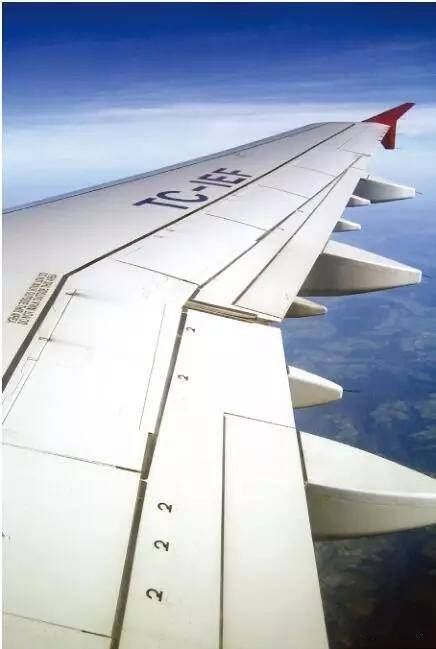 飞机机翼襟翼图片