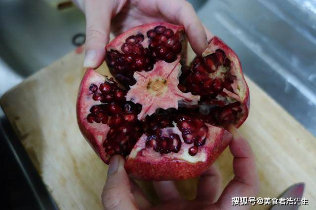 只需切5刀,轻松吃到石榴果肉
