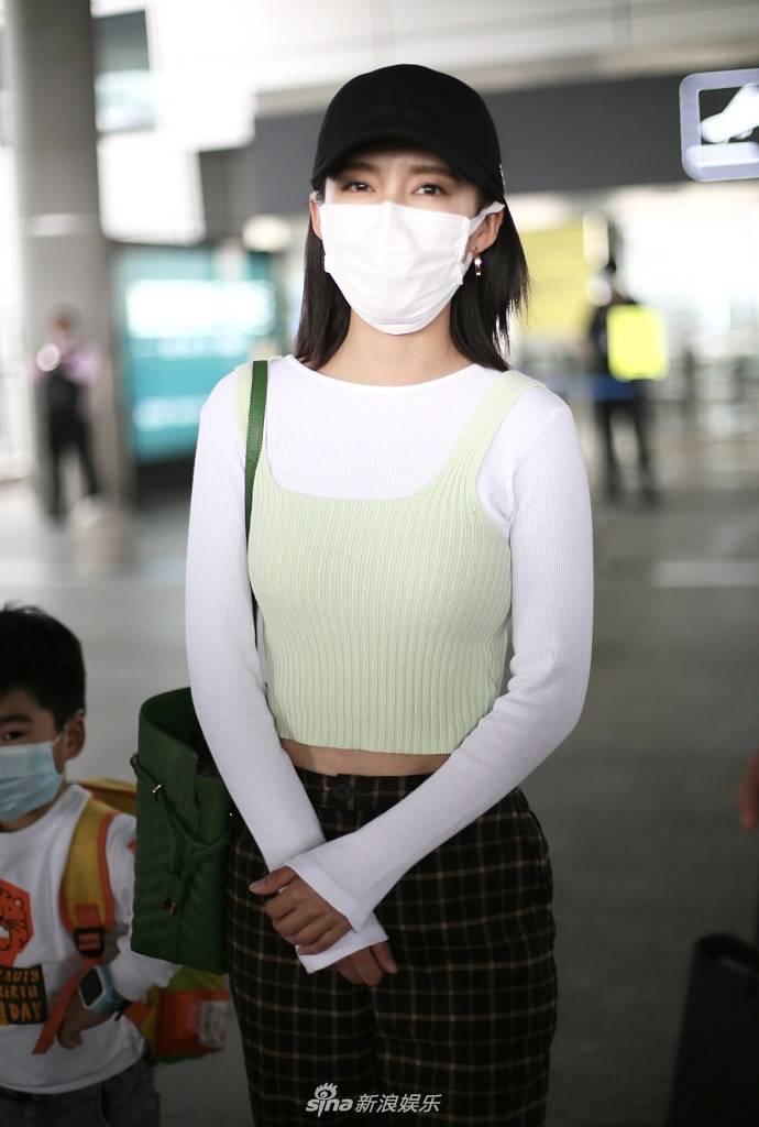 李沁穿紧身露脐上衣秀曲线背绿色水桶包搭格子裤超时尚