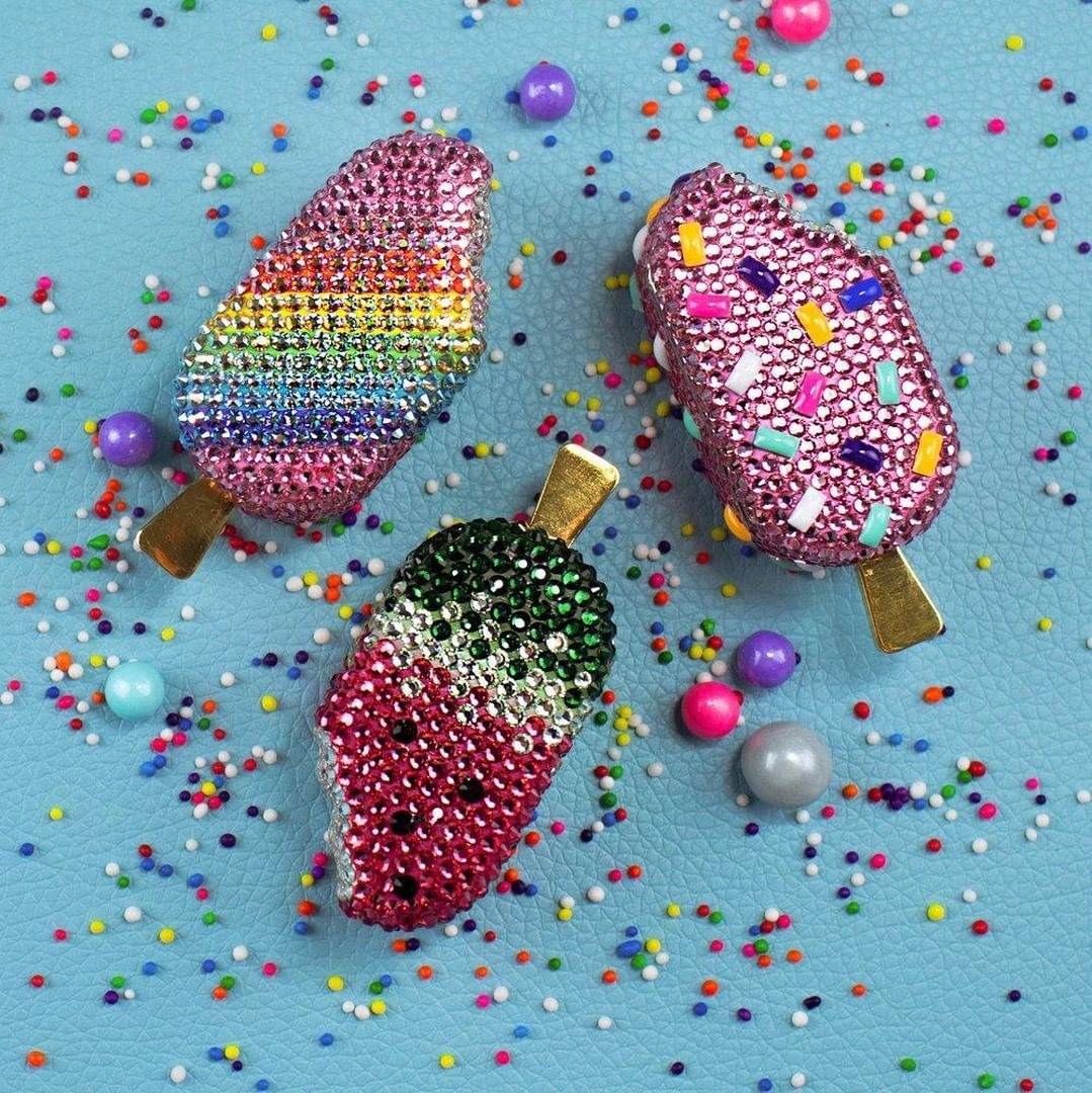 judithleiber推出rainbowsforheroes彩虹系列晚装包致敬医护英雄