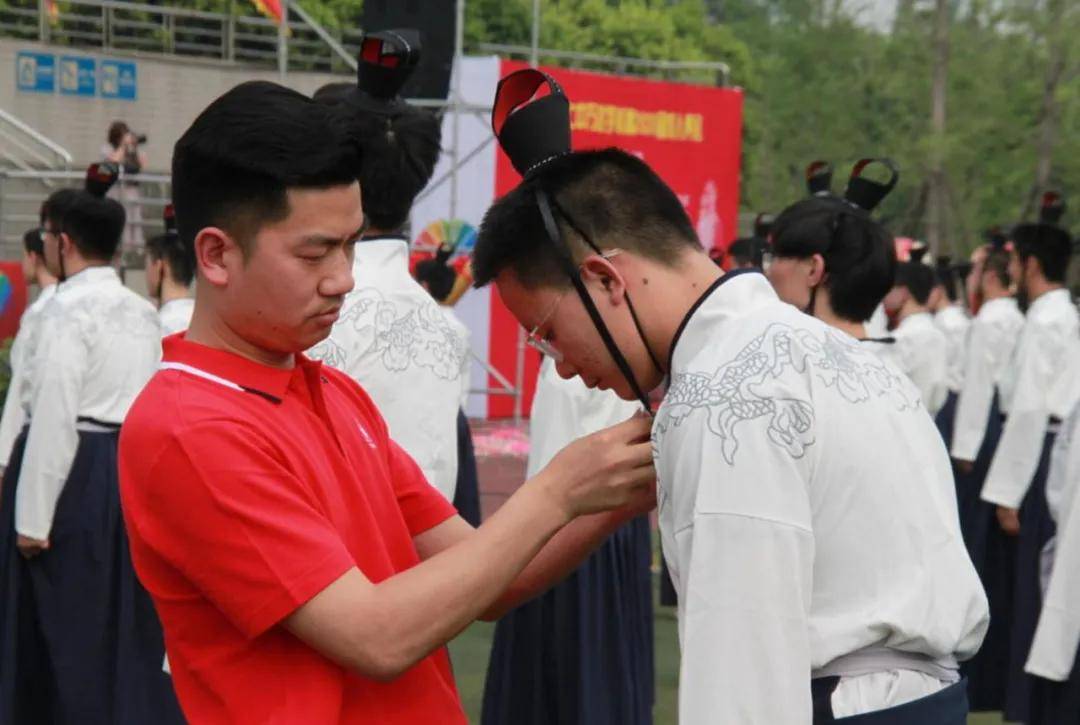 穿汉服,传书信,加冠及笄……成都七中万达学校举行高三学子成人礼