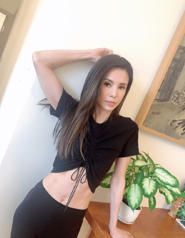 李若彤晒健身成果马甲线腹肌好吸睛网友小龙女果然不会老