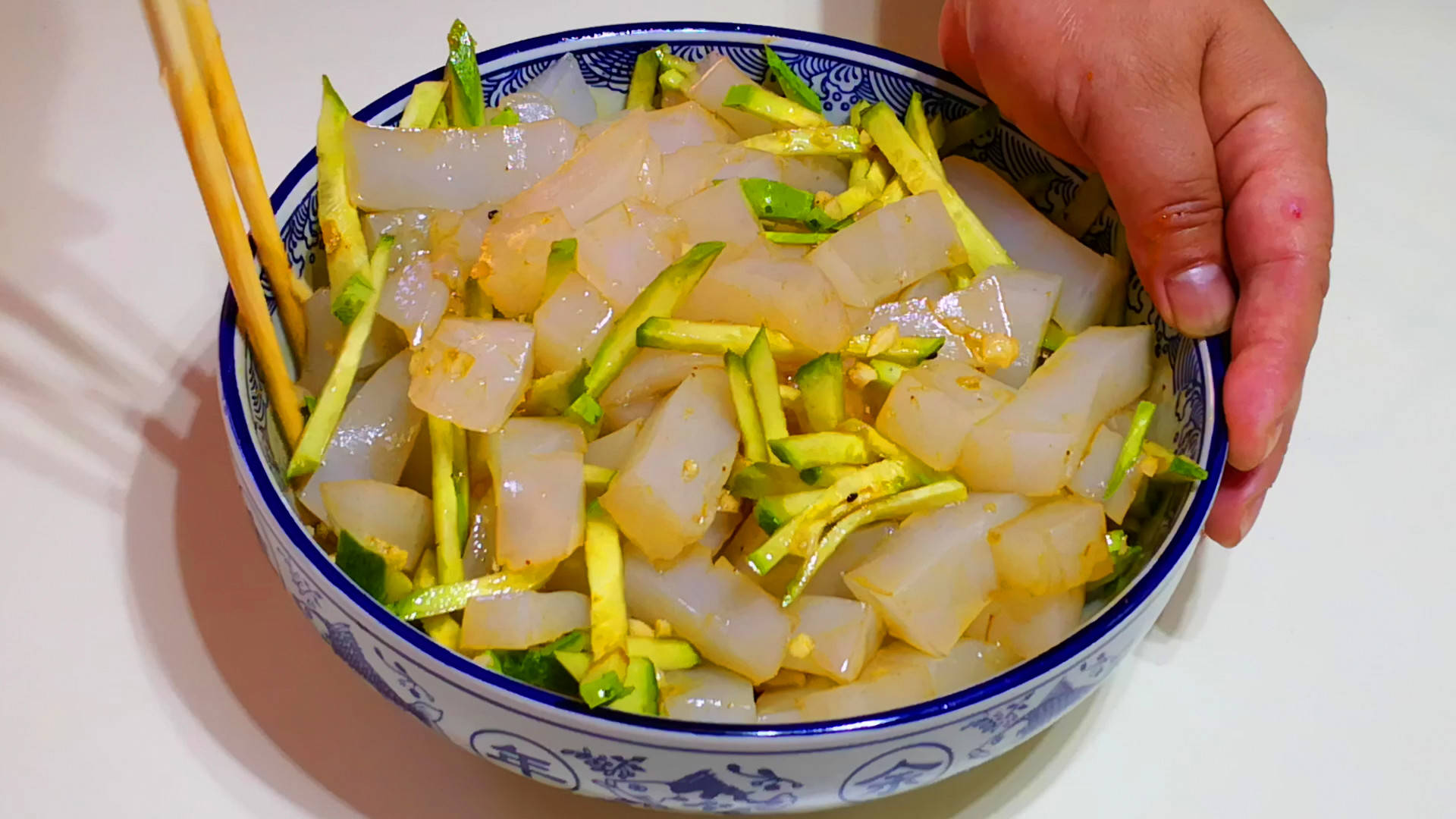 酸甜开胃的蒜汁夹杂着脆嫩的黄瓜丝和爽口的凉粉,"吱溜"一下吸到嘴里