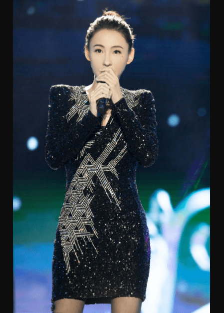 张柏芝穿黑的亮片长裙演出,牛仔连体裤清新减龄,一点不像三娃妈