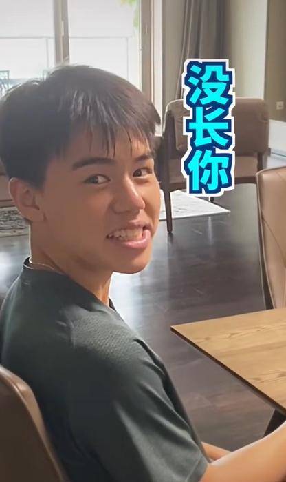 雪姨王琳罕见晒照49岁保养超好儿子长成大小伙笑起来与王大陆有一拼