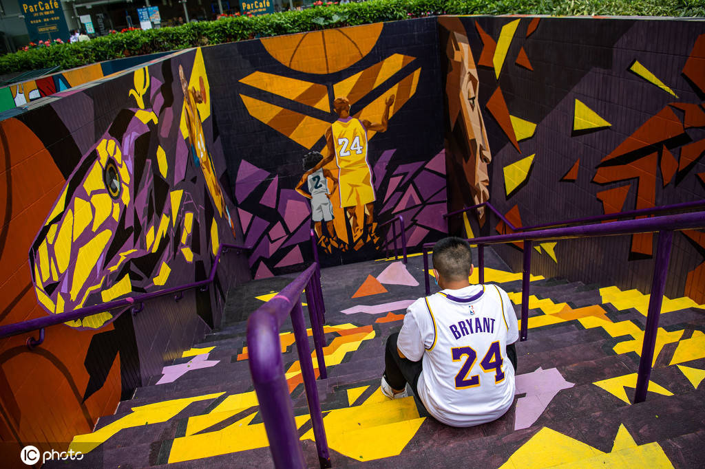 组图广州现科比涂鸦墙球迷前来留影悼念