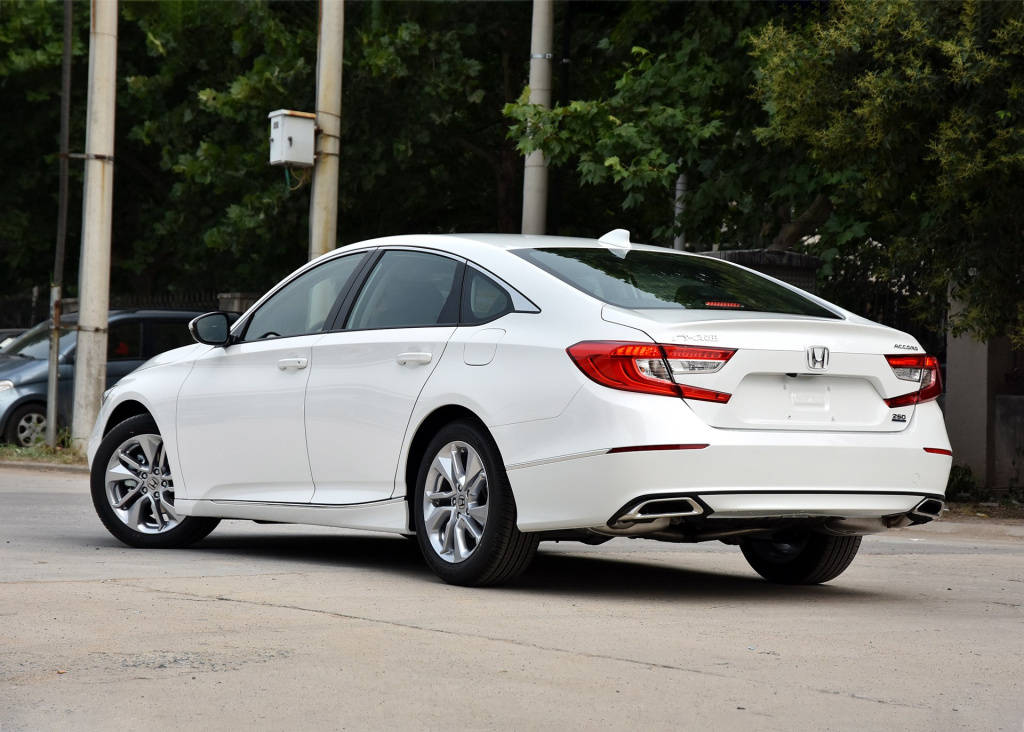 老少通吃的十代雅阁15t输出194马力油耗才5毛还那么有颜值