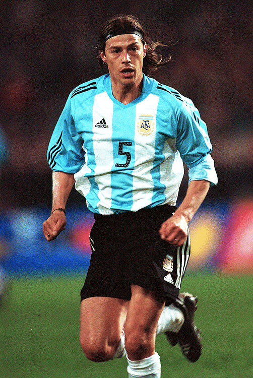 曾因挤掉雷东多被阿根廷球迷骂为"爬虫",又成为克雷斯波的添头