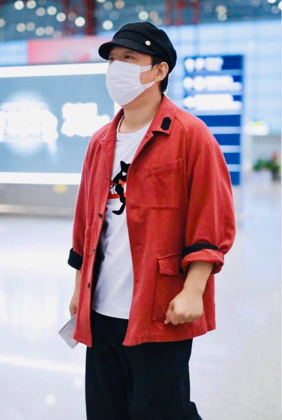 46岁黄渤现身机场,红黑搭配超吸睛!