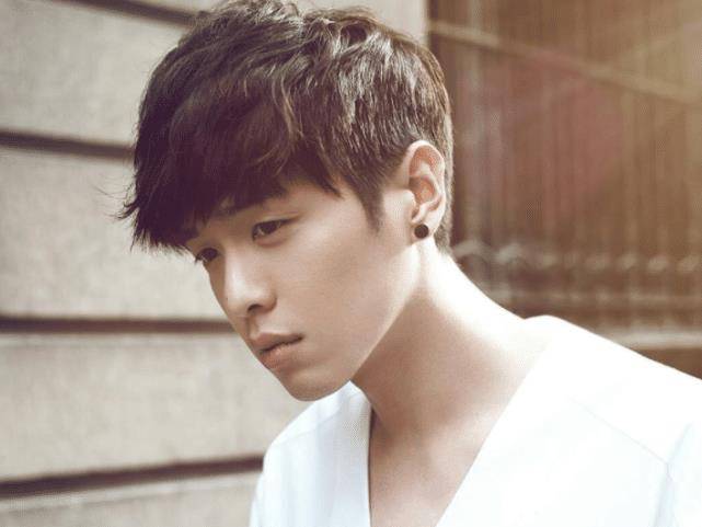 原创张若昀旧照流出当年曾打过唇钉原来以前就是个狂野boy