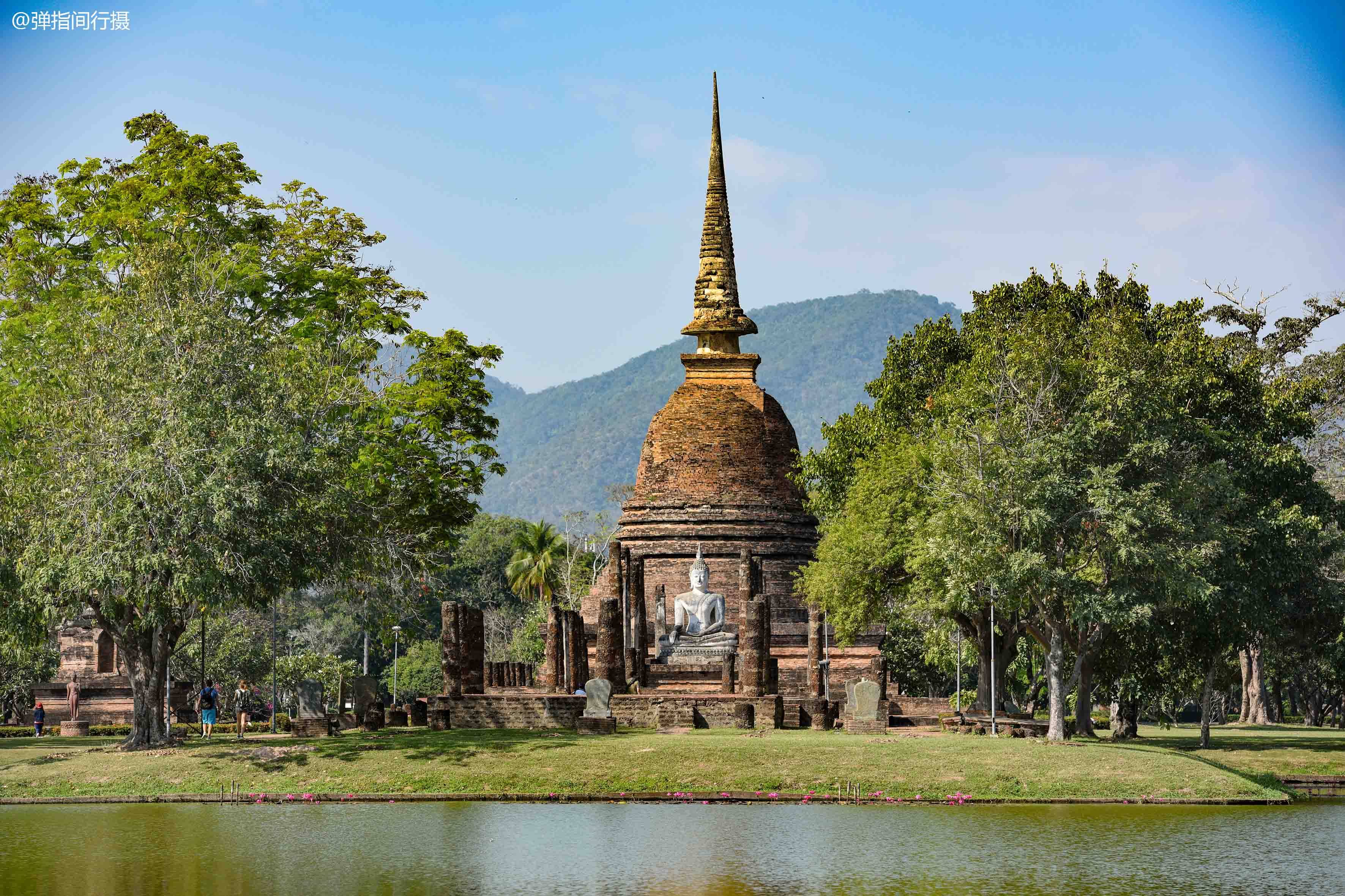 泰国文化摇篮素可泰,圣池中央的最美佛寺,有尊"行走佛"极罕见