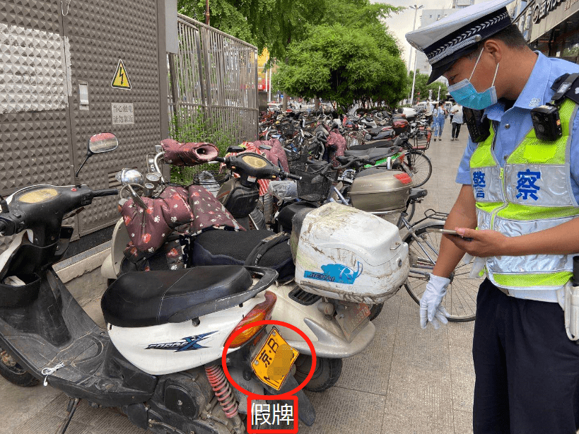 在昌平回龍觀地區的南平路,先後查扣2輛懸掛假牌的摩托車,其中1名駕駛