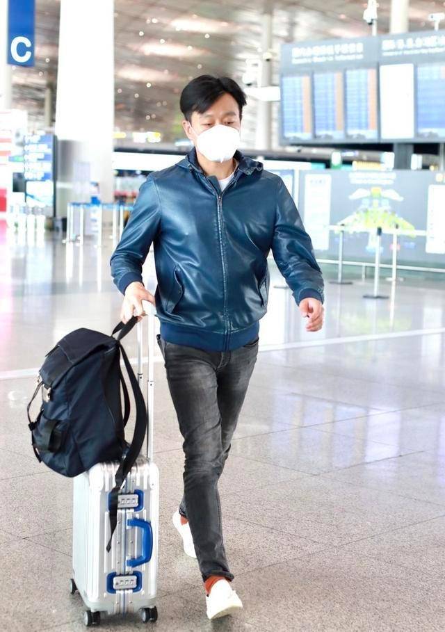 原创 男人过40岁咋能时尚有型?跟佟大为学穿皮衣,一身潮男范儿