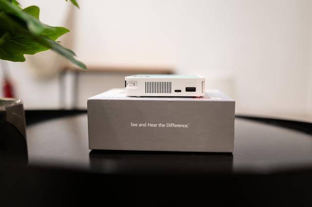 多彩外壳优派m1miniplus给你随身大屏体验