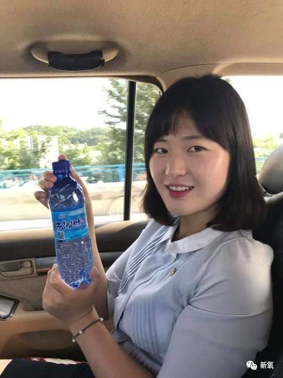 如果你想去一睹朝鲜美女导游的芳容,可以选择报个旅行团去.