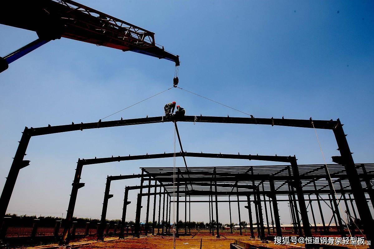 一,钢结构厂房设计时的屋面支撑系统:屋盖支撑系统的布置应根据厂房