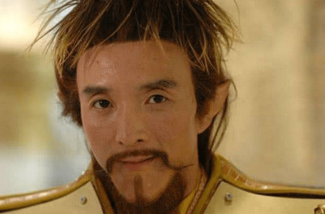 也给很多演员做过替身,后来终于凭借《欢天喜地七仙女》中的扫把星这