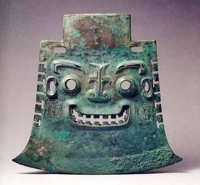 的地域性,也通过鼎的抽象图形突出了重要馆藏文物——青铜器的特色