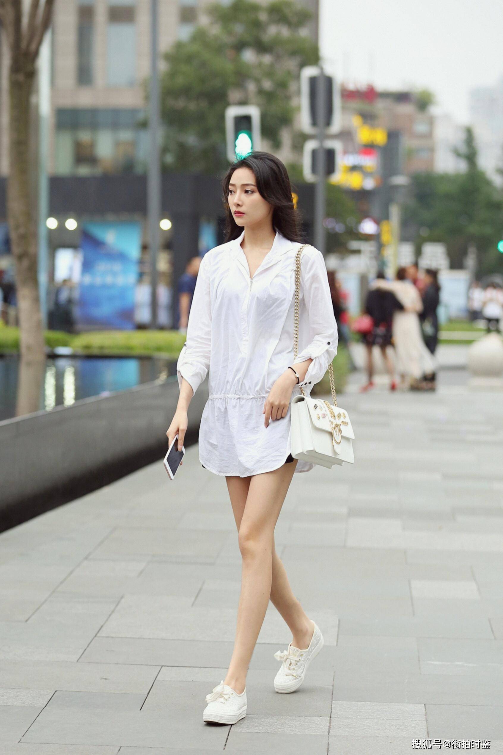 经典简约的白衬衣考验搭配功力,随心演绎百变风格