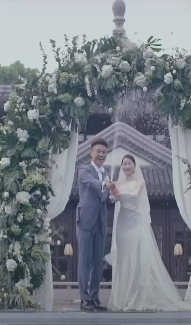 沈涛的婚礼现场还摆放着一架钢琴,戴着头纱的新娘坐在钢琴前弹奏,画面